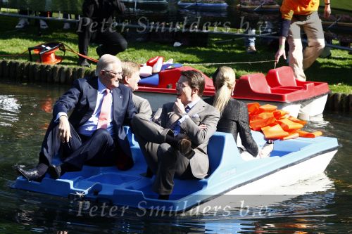 Apeldoorn 30 april 2009
Koninginnedag 2009 in apeldoorn met Koningin Beatrix Pieter v Vollenhoven Prinses Margriet Maxima Prins Willem Alexander Prins Constantijn Prinses Laurentien Prinses Mabel Prins Friso Prins Maurits Prinses Marilene Prins Pieter Christiaan Prinses Anita Prins Floris een zwangere Prinses Aimee en Prinses Annette. s middags probeerde een dwaas een aanslag te plegen op de koninklijke familie waarbij meerdere doden vielen.
Peter Smulders bv