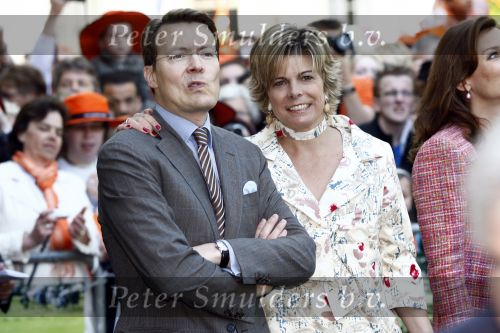 Apeldoorn 30 april 2009
Koninginnedag 2009 in apeldoorn met Koningin Beatrix Pieter v Vollenhoven Prinses Margriet Maxima Prins Willem Alexander Prins Constantijn Prinses Laurentien Prinses Mabel Prins Friso Prins Maurits Prinses Marilene Prins Pieter Christiaan Prinses Anita Prins Floris een zwangere Prinses Aimee en Prinses Annette. s middags probeerde een dwaas een aanslag te plegen op de koninklijke familie waarbij meerdere doden vielen.
Peter Smulders bv