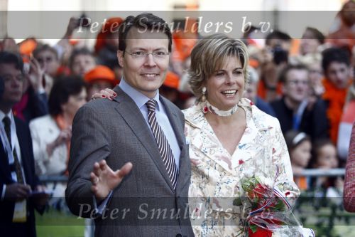 Apeldoorn 30 april 2009
Koninginnedag 2009 in apeldoorn met Koningin Beatrix Pieter v Vollenhoven Prinses Margriet Maxima Prins Willem Alexander Prins Constantijn Prinses Laurentien Prinses Mabel Prins Friso Prins Maurits Prinses Marilene Prins Pieter Christiaan Prinses Anita Prins Floris een zwangere Prinses Aimee en Prinses Annette. s middags probeerde een dwaas een aanslag te plegen op de koninklijke familie waarbij meerdere doden vielen.
Peter Smulders bv