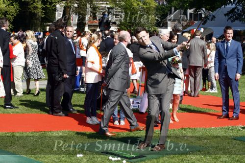Apeldoorn 30 april 2009
Koninginnedag 2009 in apeldoorn met Koningin Beatrix Pieter v Vollenhoven Prinses Margriet Maxima Prins Willem Alexander Prins Constantijn Prinses Laurentien Prinses Mabel Prins Friso Prins Maurits Prinses Marilene Prins Pieter Christiaan Prinses Anita Prins Floris een zwangere Prinses Aimee en Prinses Annette. s middags probeerde een dwaas een aanslag te plegen op de koninklijke familie waarbij meerdere doden vielen.
Peter Smulders bv