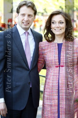 Apeldoorn 30 april 2009
Koninginnedag 2009 in apeldoorn met Koningin Beatrix Pieter v Vollenhoven Prinses Margriet Maxima Prins Willem Alexander Prins Constantijn Prinses Laurentien Prinses Mabel Prins Friso Prins Maurits Prinses Marilene Prins Pieter Christiaan Prinses Anita Prins Floris een zwangere Prinses Aimee en Prinses Annette. s middags probeerde een dwaas een aanslag te plegen op de koninklijke familie waarbij meerdere doden vielen.
Peter Smulders bv