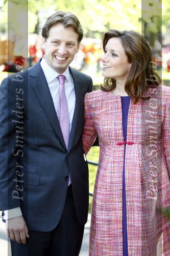 Apeldoorn 30 april 2009
Koninginnedag 2009 in apeldoorn met Koningin Beatrix Pieter v Vollenhoven Prinses Margriet Maxima Prins Willem Alexander Prins Constantijn Prinses Laurentien Prinses Mabel Prins Friso Prins Maurits Prinses Marilene Prins Pieter Christiaan Prinses Anita Prins Floris een zwangere Prinses Aimee en Prinses Annette. s middags probeerde een dwaas een aanslag te plegen op de koninklijke familie waarbij meerdere doden vielen.
Peter Smulders bv