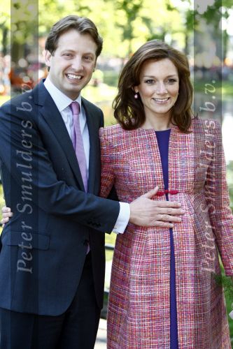 Apeldoorn 30 april 2009
Koninginnedag 2009 in apeldoorn met Koningin Beatrix Pieter v Vollenhoven Prinses Margriet Maxima Prins Willem Alexander Prins Constantijn Prinses Laurentien Prinses Mabel Prins Friso Prins Maurits Prinses Marilene Prins Pieter Christiaan Prinses Anita Prins Floris een zwangere Prinses Aimee en Prinses Annette. s middags probeerde een dwaas een aanslag te plegen op de koninklijke familie waarbij meerdere doden vielen.
Peter Smulders bv