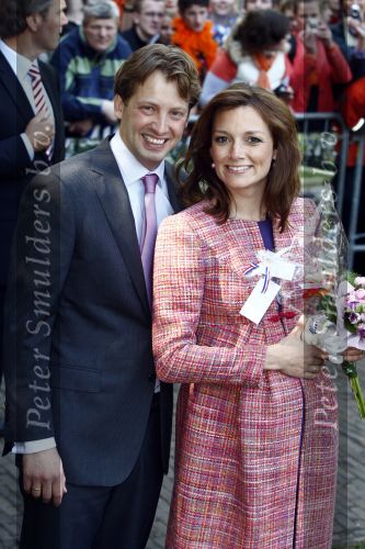 Apeldoorn 30 april 2009
Koninginnedag 2009 in apeldoorn met Koningin Beatrix Pieter v Vollenhoven Prinses Margriet Maxima Prins Willem Alexander Prins Constantijn Prinses Laurentien Prinses Mabel Prins Friso Prins Maurits Prinses Marilene Prins Pieter Christiaan Prinses Anita Prins Floris een zwangere Prinses Aimee en Prinses Annette. s middags probeerde een dwaas een aanslag te plegen op de koninklijke familie waarbij meerdere doden vielen.
Peter Smulders bv