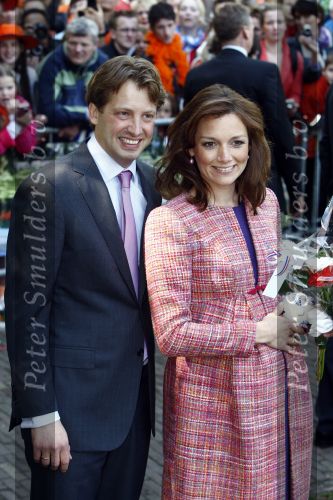 Apeldoorn 30 april 2009
Koninginnedag 2009 in apeldoorn met Koningin Beatrix Pieter v Vollenhoven Prinses Margriet Maxima Prins Willem Alexander Prins Constantijn Prinses Laurentien Prinses Mabel Prins Friso Prins Maurits Prinses Marilene Prins Pieter Christiaan Prinses Anita Prins Floris een zwangere Prinses Aimee en Prinses Annette. s middags probeerde een dwaas een aanslag te plegen op de koninklijke familie waarbij meerdere doden vielen.
Peter Smulders bv