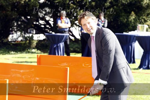 Apeldoorn 30 april 2009
Koninginnedag 2009 in apeldoorn met Koningin Beatrix Pieter v Vollenhoven Prinses Margriet Maxima Prins Willem Alexander Prins Constantijn Prinses Laurentien Prinses Mabel Prins Friso Prins Maurits Prinses Marilene Prins Pieter Christiaan Prinses Anita Prins Floris een zwangere Prinses Aimee en Prinses Annette. s middags probeerde een dwaas een aanslag te plegen op de koninklijke familie waarbij meerdere doden vielen.
Peter Smulders bv