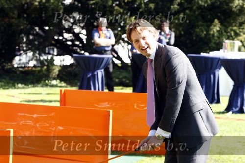 Apeldoorn 30 april 2009
Koninginnedag 2009 in apeldoorn met Koningin Beatrix Pieter v Vollenhoven Prinses Margriet Maxima Prins Willem Alexander Prins Constantijn Prinses Laurentien Prinses Mabel Prins Friso Prins Maurits Prinses Marilene Prins Pieter Christiaan Prinses Anita Prins Floris een zwangere Prinses Aimee en Prinses Annette. s middags probeerde een dwaas een aanslag te plegen op de koninklijke familie waarbij meerdere doden vielen.
Peter Smulders bv