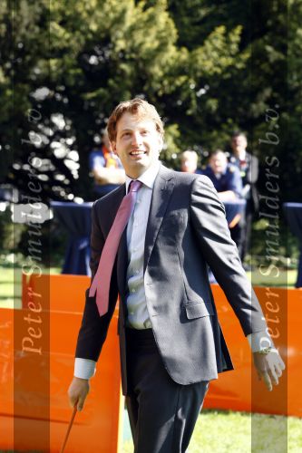 Apeldoorn 30 april 2009
Koninginnedag 2009 in apeldoorn met Koningin Beatrix Pieter v Vollenhoven Prinses Margriet Maxima Prins Willem Alexander Prins Constantijn Prinses Laurentien Prinses Mabel Prins Friso Prins Maurits Prinses Marilene Prins Pieter Christiaan Prinses Anita Prins Floris een zwangere Prinses Aimee en Prinses Annette. s middags probeerde een dwaas een aanslag te plegen op de koninklijke familie waarbij meerdere doden vielen.
Peter Smulders bv