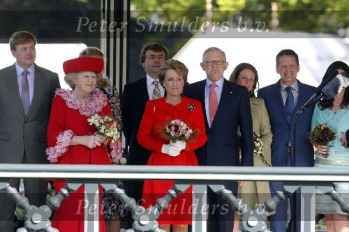 Apeldoorn 30 april 2009
Koninginnedag 2009 in apeldoorn met Koningin Beatrix Pieter v Vollenhoven Prinses Margriet Maxima Prins Willem Alexander Prins Constantijn Prinses Laurentien Prinses Mabel Prins Friso Prins Maurits Prinses Marilene Prins Pieter Christiaan Prinses Anita Prins Floris een zwangere Prinses Aimee en Prinses Annette. s middags probeerde een dwaas een aanslag te plegen op de koninklijke familie waarbij meerdere doden vielen.
Peter Smulders bv