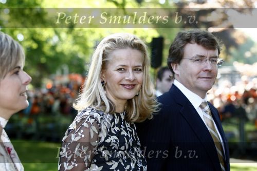 Apeldoorn 30 april 2009
Koninginnedag 2009 in apeldoorn met Koningin Beatrix Pieter v Vollenhoven Prinses Margriet Maxima Prins Willem Alexander Prins Constantijn Prinses Laurentien Prinses Mabel Prins Friso Prins Maurits Prinses Marilene Prins Pieter Christiaan Prinses Anita Prins Floris een zwangere Prinses Aimee en Prinses Annette. s middags probeerde een dwaas een aanslag te plegen op de koninklijke familie waarbij meerdere doden vielen.
Peter Smulders bv