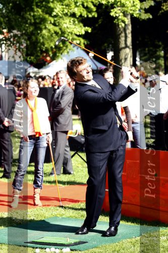 Apeldoorn 30 april 2009
Koninginnedag 2009 in apeldoorn met Koningin Beatrix Pieter v Vollenhoven Prinses Margriet Maxima Prins Willem Alexander Prins Constantijn Prinses Laurentien Prinses Mabel Prins Friso Prins Maurits Prinses Marilene Prins Pieter Christiaan Prinses Anita Prins Floris een zwangere Prinses Aimee en Prinses Annette. s middags probeerde een dwaas een aanslag te plegen op de koninklijke familie waarbij meerdere doden vielen.
Peter Smulders bv