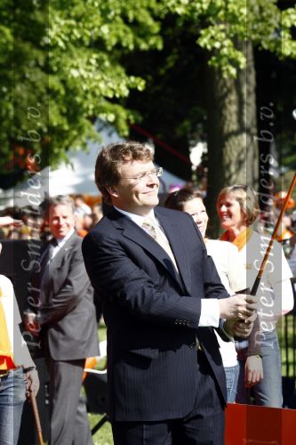 Apeldoorn 30 april 2009
Koninginnedag 2009 in apeldoorn met Koningin Beatrix Pieter v Vollenhoven Prinses Margriet Maxima Prins Willem Alexander Prins Constantijn Prinses Laurentien Prinses Mabel Prins Friso Prins Maurits Prinses Marilene Prins Pieter Christiaan Prinses Anita Prins Floris een zwangere Prinses Aimee en Prinses Annette. s middags probeerde een dwaas een aanslag te plegen op de koninklijke familie waarbij meerdere doden vielen.
Peter Smulders bv