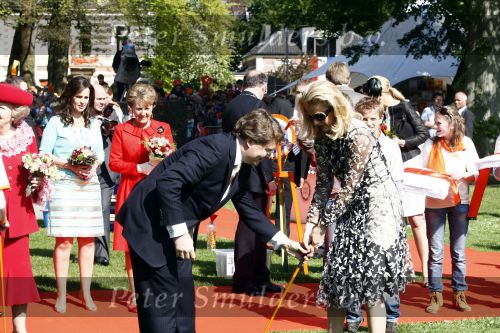 Apeldoorn 30 april 2009
Koninginnedag 2009 in apeldoorn met Koningin Beatrix Pieter v Vollenhoven Prinses Margriet Maxima Prins Willem Alexander Prins Constantijn Prinses Laurentien Prinses Mabel Prins Friso Prins Maurits Prinses Marilene Prins Pieter Christiaan Prinses Anita Prins Floris een zwangere Prinses Aimee en Prinses Annette. s middags probeerde een dwaas een aanslag te plegen op de koninklijke familie waarbij meerdere doden vielen.
Peter Smulders bv