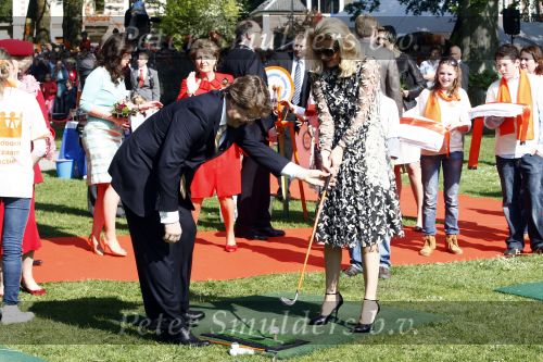 Apeldoorn 30 april 2009
Koninginnedag 2009 in apeldoorn met Koningin Beatrix Pieter v Vollenhoven Prinses Margriet Maxima Prins Willem Alexander Prins Constantijn Prinses Laurentien Prinses Mabel Prins Friso Prins Maurits Prinses Marilene Prins Pieter Christiaan Prinses Anita Prins Floris een zwangere Prinses Aimee en Prinses Annette. s middags probeerde een dwaas een aanslag te plegen op de koninklijke familie waarbij meerdere doden vielen.
Peter Smulders bv