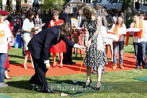 Apeldoorn 30 april 2009
Koninginnedag 2009 in apeldoorn met Koningin Beatrix Pieter v Vollenhoven Prinses Margriet Maxima Prins Willem Alexander Prins Constantijn Prinses Laurentien Prinses Mabel Prins Friso Prins Maurits Prinses Marilene Prins Pieter Christiaan Prinses Anita Prins Floris een zwangere Prinses Aimee en Prinses Annette. s middags probeerde een dwaas een aanslag te plegen op de koninklijke familie waarbij meerdere doden vielen.
Peter Smulders bv
