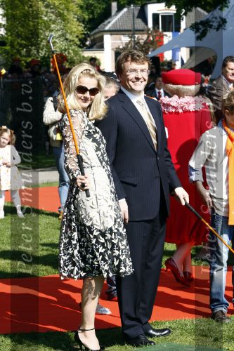 Apeldoorn 30 april 2009
Koninginnedag 2009 in apeldoorn met Koningin Beatrix Pieter v Vollenhoven Prinses Margriet Maxima Prins Willem Alexander Prins Constantijn Prinses Laurentien Prinses Mabel Prins Friso Prins Maurits Prinses Marilene Prins Pieter Christiaan Prinses Anita Prins Floris een zwangere Prinses Aimee en Prinses Annette. s middags probeerde een dwaas een aanslag te plegen op de koninklijke familie waarbij meerdere doden vielen.
Peter Smulders bv