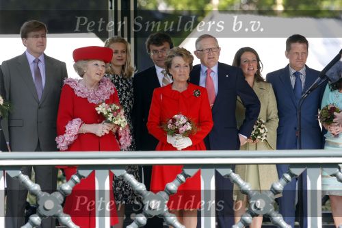 Apeldoorn 30 april 2009
Koninginnedag 2009 in apeldoorn met Koningin Beatrix Pieter v Vollenhoven Prinses Margriet Maxima Prins Willem Alexander Prins Constantijn Prinses Laurentien Prinses Mabel Prins Friso Prins Maurits Prinses Marilene Prins Pieter Christiaan Prinses Anita Prins Floris een zwangere Prinses Aimee en Prinses Annette. s middags probeerde een dwaas een aanslag te plegen op de koninklijke familie waarbij meerdere doden vielen.
Peter Smulders bv