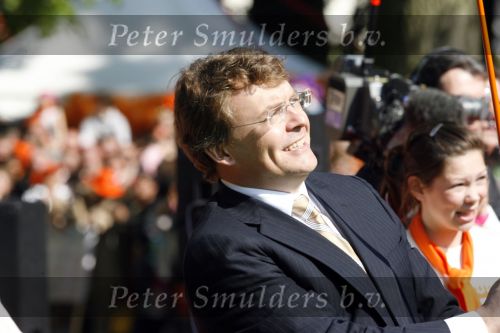 Apeldoorn 30 april 2009
Koninginnedag 2009 in apeldoorn met Koningin Beatrix Pieter v Vollenhoven Prinses Margriet Maxima Prins Willem Alexander Prins Constantijn Prinses Laurentien Prinses Mabel Prins Friso Prins Maurits Prinses Marilene Prins Pieter Christiaan Prinses Anita Prins Floris een zwangere Prinses Aimee en Prinses Annette. s middags probeerde een dwaas een aanslag te plegen op de koninklijke familie waarbij meerdere doden vielen.
Peter Smulders bv