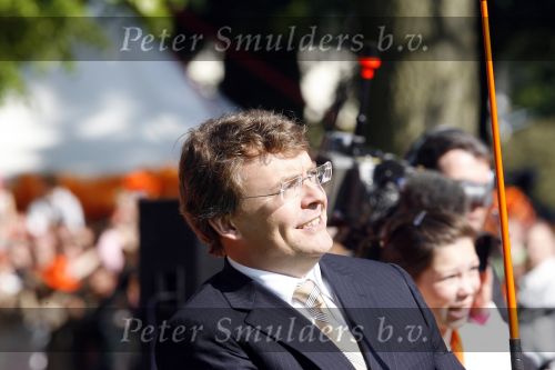 Apeldoorn 30 april 2009
Koninginnedag 2009 in apeldoorn met Koningin Beatrix Pieter v Vollenhoven Prinses Margriet Maxima Prins Willem Alexander Prins Constantijn Prinses Laurentien Prinses Mabel Prins Friso Prins Maurits Prinses Marilene Prins Pieter Christiaan Prinses Anita Prins Floris een zwangere Prinses Aimee en Prinses Annette. s middags probeerde een dwaas een aanslag te plegen op de koninklijke familie waarbij meerdere doden vielen.
Peter Smulders bv