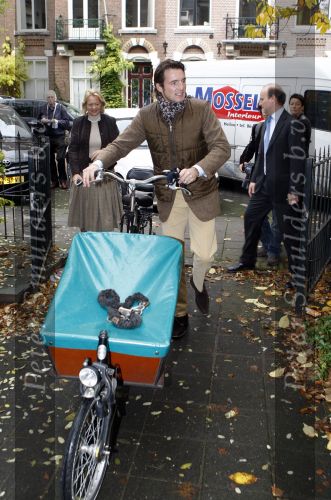 Amsterdam 3 november 2007
Prins Maurits en Prinses Marilene bij La Luz voor Make a Different day. Ze kwamen met de bakfiets.