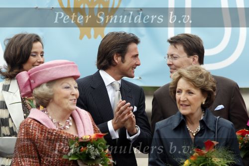 Makkum en Franeker30 april 2008
Koninginnedag 2008 met Koningin Beatrix Prins Willem Alexander Friso Constantijn Maurits Floris Pieter Christiaan Pieter v Vollenhoven en de prinsessen Maxima Laurentien Mabel Aimee Anita Margriet en Marilene.
Peter Smulders bv