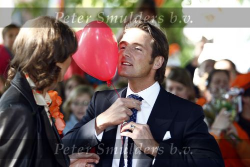 Apeldoorn 30 april 2009
Koninginnedag 2009 in apeldoorn met Koningin Beatrix Pieter v Vollenhoven Prinses Margriet Maxima Prins Willem Alexander Prins Constantijn Prinses Laurentien Prinses Mabel Prins Friso Prins Maurits Prinses Marilene Prins Pieter Christiaan Prinses Anita Prins Floris een zwangere Prinses Aimee en Prinses Annette. s middags probeerde een dwaas een aanslag te plegen op de koninklijke familie waarbij meerdere doden vielen.
Peter Smulders bv
