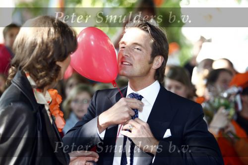 Apeldoorn 30 april 2009
Koninginnedag 2009 in apeldoorn met Koningin Beatrix Pieter v Vollenhoven Prinses Margriet Maxima Prins Willem Alexander Prins Constantijn Prinses Laurentien Prinses Mabel Prins Friso Prins Maurits Prinses Marilene Prins Pieter Christiaan Prinses Anita Prins Floris een zwangere Prinses Aimee en Prinses Annette. s middags probeerde een dwaas een aanslag te plegen op de koninklijke familie waarbij meerdere doden vielen.
Peter Smulders bv