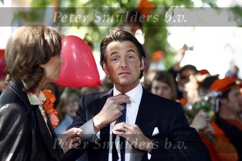 Apeldoorn 30 april 2009
Koninginnedag 2009 in apeldoorn met Koningin Beatrix Pieter v Vollenhoven Prinses Margriet Maxima Prins Willem Alexander Prins Constantijn Prinses Laurentien Prinses Mabel Prins Friso Prins Maurits Prinses Marilene Prins Pieter Christiaan Prinses Anita Prins Floris een zwangere Prinses Aimee en Prinses Annette. s middags probeerde een dwaas een aanslag te plegen op de koninklijke familie waarbij meerdere doden vielen.
Peter Smulders bv
