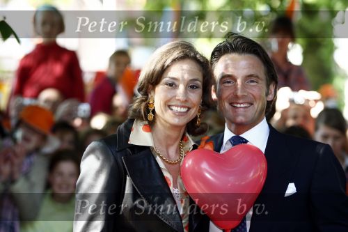 Apeldoorn 30 april 2009
Koninginnedag 2009 in apeldoorn met Koningin Beatrix Pieter v Vollenhoven Prinses Margriet Maxima Prins Willem Alexander Prins Constantijn Prinses Laurentien Prinses Mabel Prins Friso Prins Maurits Prinses Marilene Prins Pieter Christiaan Prinses Anita Prins Floris een zwangere Prinses Aimee en Prinses Annette. s middags probeerde een dwaas een aanslag te plegen op de koninklijke familie waarbij meerdere doden vielen.
Peter Smulders bv