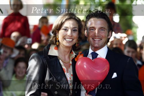 Apeldoorn 30 april 2009
Koninginnedag 2009 in apeldoorn met Koningin Beatrix Pieter v Vollenhoven Prinses Margriet Maxima Prins Willem Alexander Prins Constantijn Prinses Laurentien Prinses Mabel Prins Friso Prins Maurits Prinses Marilene Prins Pieter Christiaan Prinses Anita Prins Floris een zwangere Prinses Aimee en Prinses Annette. s middags probeerde een dwaas een aanslag te plegen op de koninklijke familie waarbij meerdere doden vielen.
Peter Smulders bv