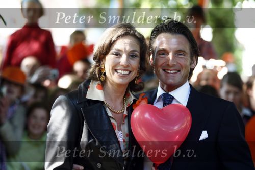 Apeldoorn 30 april 2009
Koninginnedag 2009 in apeldoorn met Koningin Beatrix Pieter v Vollenhoven Prinses Margriet Maxima Prins Willem Alexander Prins Constantijn Prinses Laurentien Prinses Mabel Prins Friso Prins Maurits Prinses Marilene Prins Pieter Christiaan Prinses Anita Prins Floris een zwangere Prinses Aimee en Prinses Annette. s middags probeerde een dwaas een aanslag te plegen op de koninklijke familie waarbij meerdere doden vielen.
Peter Smulders bv