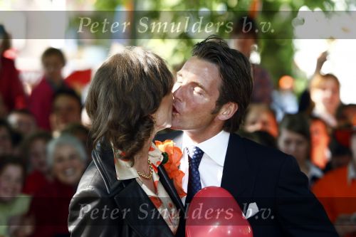 Apeldoorn 30 april 2009
Koninginnedag 2009 in apeldoorn met Koningin Beatrix Pieter v Vollenhoven Prinses Margriet Maxima Prins Willem Alexander Prins Constantijn Prinses Laurentien Prinses Mabel Prins Friso Prins Maurits Prinses Marilene Prins Pieter Christiaan Prinses Anita Prins Floris een zwangere Prinses Aimee en Prinses Annette. s middags probeerde een dwaas een aanslag te plegen op de koninklijke familie waarbij meerdere doden vielen.
Peter Smulders bv