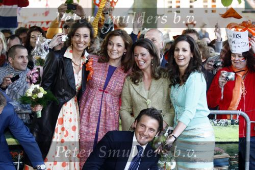 Apeldoorn 30 april 2009
Koninginnedag 2009 in apeldoorn met Koningin Beatrix Pieter v Vollenhoven Prinses Margriet Maxima Prins Willem Alexander Prins Constantijn Prinses Laurentien Prinses Mabel Prins Friso Prins Maurits Prinses Marilene Prins Pieter Christiaan Prinses Anita Prins Floris een zwangere Prinses Aimee en Prinses Annette. s middags probeerde een dwaas een aanslag te plegen op de koninklijke familie waarbij meerdere doden vielen.
Peter Smulders bv