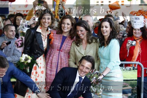 Apeldoorn 30 april 2009
Koninginnedag 2009 in apeldoorn met Koningin Beatrix Pieter v Vollenhoven Prinses Margriet Maxima Prins Willem Alexander Prins Constantijn Prinses Laurentien Prinses Mabel Prins Friso Prins Maurits Prinses Marilene Prins Pieter Christiaan Prinses Anita Prins Floris een zwangere Prinses Aimee en Prinses Annette. s middags probeerde een dwaas een aanslag te plegen op de koninklijke familie waarbij meerdere doden vielen.
Peter Smulders bv