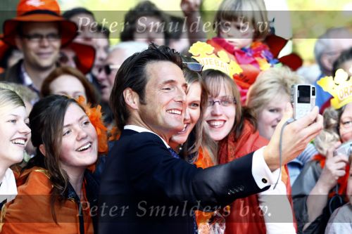 Apeldoorn 30 april 2009
Koninginnedag 2009 in apeldoorn met Koningin Beatrix Pieter v Vollenhoven Prinses Margriet Maxima Prins Willem Alexander Prins Constantijn Prinses Laurentien Prinses Mabel Prins Friso Prins Maurits Prinses Marilene Prins Pieter Christiaan Prinses Anita Prins Floris een zwangere Prinses Aimee en Prinses Annette. s middags probeerde een dwaas een aanslag te plegen op de koninklijke familie waarbij meerdere doden vielen.
Peter Smulders bv