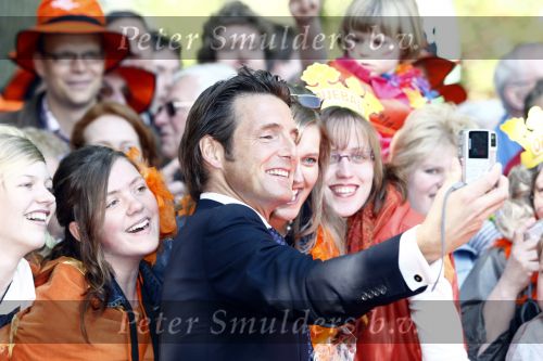 Apeldoorn 30 april 2009
Koninginnedag 2009 in apeldoorn met Koningin Beatrix Pieter v Vollenhoven Prinses Margriet Maxima Prins Willem Alexander Prins Constantijn Prinses Laurentien Prinses Mabel Prins Friso Prins Maurits Prinses Marilene Prins Pieter Christiaan Prinses Anita Prins Floris een zwangere Prinses Aimee en Prinses Annette. s middags probeerde een dwaas een aanslag te plegen op de koninklijke familie waarbij meerdere doden vielen.
Peter Smulders bv