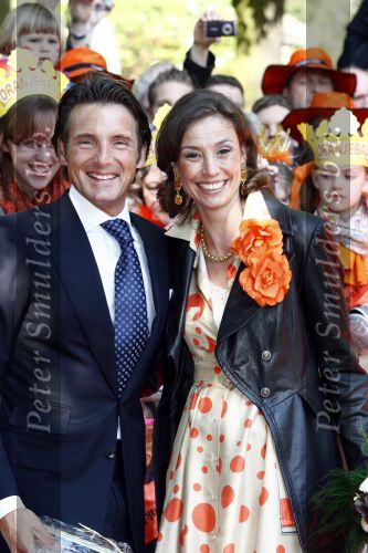 Apeldoorn 30 april 2009
Koninginnedag 2009 in apeldoorn met Koningin Beatrix Pieter v Vollenhoven Prinses Margriet Maxima Prins Willem Alexander Prins Constantijn Prinses Laurentien Prinses Mabel Prins Friso Prins Maurits Prinses Marilene Prins Pieter Christiaan Prinses Anita Prins Floris een zwangere Prinses Aimee en Prinses Annette. s middags probeerde een dwaas een aanslag te plegen op de koninklijke familie waarbij meerdere doden vielen.
Peter Smulders bv