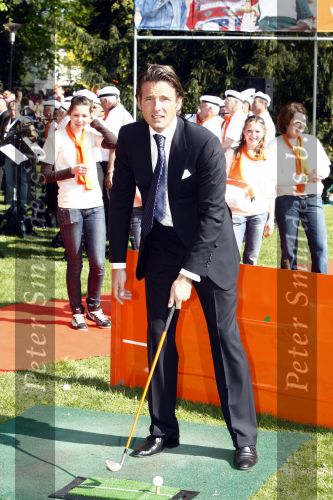 Apeldoorn 30 april 2009
Koninginnedag 2009 in apeldoorn met Koningin Beatrix Pieter v Vollenhoven Prinses Margriet Maxima Prins Willem Alexander Prins Constantijn Prinses Laurentien Prinses Mabel Prins Friso Prins Maurits Prinses Marilene Prins Pieter Christiaan Prinses Anita Prins Floris een zwangere Prinses Aimee en Prinses Annette. s middags probeerde een dwaas een aanslag te plegen op de koninklijke familie waarbij meerdere doden vielen.
Peter Smulders bv