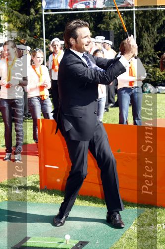Apeldoorn 30 april 2009
Koninginnedag 2009 in apeldoorn met Koningin Beatrix Pieter v Vollenhoven Prinses Margriet Maxima Prins Willem Alexander Prins Constantijn Prinses Laurentien Prinses Mabel Prins Friso Prins Maurits Prinses Marilene Prins Pieter Christiaan Prinses Anita Prins Floris een zwangere Prinses Aimee en Prinses Annette. s middags probeerde een dwaas een aanslag te plegen op de koninklijke familie waarbij meerdere doden vielen.
Peter Smulders bv