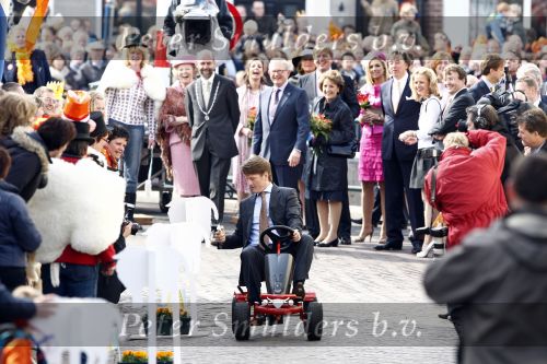 Makkum en Franeker30 april 2008
Koninginnedag 2008 met Koningin Beatrix Prins Willem Alexander Friso Constantijn Maurits Floris Pieter Christiaan Pieter v Vollenhoven en de prinsessen Maxima Laurentien Mabel Aimee Anita Margriet en Marilene.
Peter Smulders bv