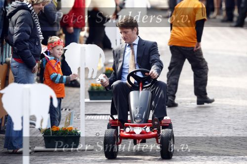 Makkum en Franeker30 april 2008
Koninginnedag 2008 met Koningin Beatrix Prins Willem Alexander Friso Constantijn Maurits Floris Pieter Christiaan Pieter v Vollenhoven en de prinsessen Maxima Laurentien Mabel Aimee Anita Margriet en Marilene.
Peter Smulders bv