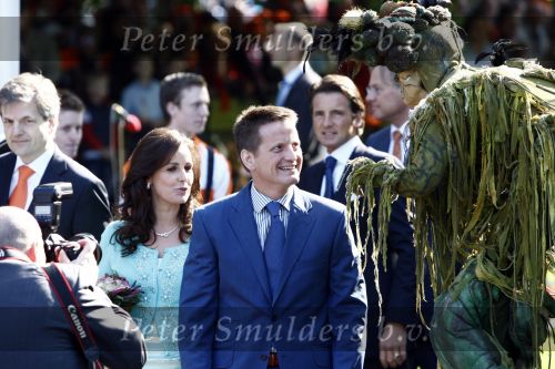Apeldoorn 30 april 2009
Koninginnedag 2009 in apeldoorn met Koningin Beatrix Pieter v Vollenhoven Prinses Margriet Maxima Prins Willem Alexander Prins Constantijn Prinses Laurentien Prinses Mabel Prins Friso Prins Maurits Prinses Marilene Prins Pieter Christiaan Prinses Anita Prins Floris een zwangere Prinses Aimee en Prinses Annette. s middags probeerde een dwaas een aanslag te plegen op de koninklijke familie waarbij meerdere doden vielen.
Peter Smulders bv