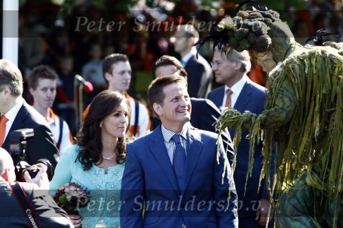 Apeldoorn 30 april 2009
Koninginnedag 2009 in apeldoorn met Koningin Beatrix Pieter v Vollenhoven Prinses Margriet Maxima Prins Willem Alexander Prins Constantijn Prinses Laurentien Prinses Mabel Prins Friso Prins Maurits Prinses Marilene Prins Pieter Christiaan Prinses Anita Prins Floris een zwangere Prinses Aimee en Prinses Annette. s middags probeerde een dwaas een aanslag te plegen op de koninklijke familie waarbij meerdere doden vielen.
Peter Smulders bv