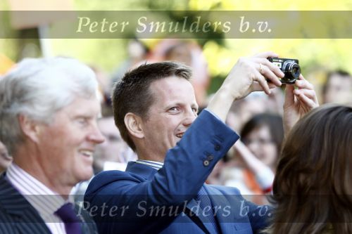 Apeldoorn 30 april 2009
Koninginnedag 2009 in apeldoorn met Koningin Beatrix Pieter v Vollenhoven Prinses Margriet Maxima Prins Willem Alexander Prins Constantijn Prinses Laurentien Prinses Mabel Prins Friso Prins Maurits Prinses Marilene Prins Pieter Christiaan Prinses Anita Prins Floris een zwangere Prinses Aimee en Prinses Annette. s middags probeerde een dwaas een aanslag te plegen op de koninklijke familie waarbij meerdere doden vielen.
Peter Smulders bv