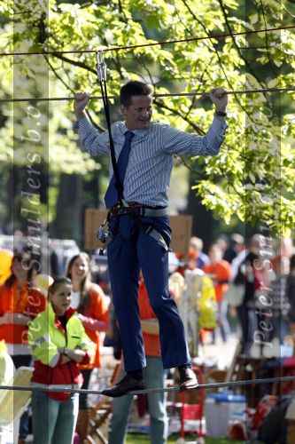 Apeldoorn 30 april 2009
Koninginnedag 2009 in apeldoorn met Koningin Beatrix Pieter v Vollenhoven Prinses Margriet Maxima Prins Willem Alexander Prins Constantijn Prinses Laurentien Prinses Mabel Prins Friso Prins Maurits Prinses Marilene Prins Pieter Christiaan Prinses Anita Prins Floris een zwangere Prinses Aimee en Prinses Annette. s middags probeerde een dwaas een aanslag te plegen op de koninklijke familie waarbij meerdere doden vielen.
Peter Smulders bv