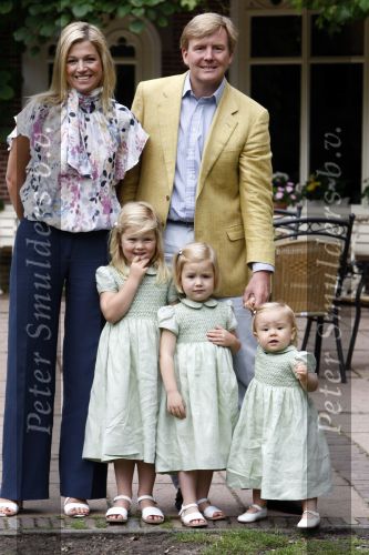 Wassenaar 11 juli 2008
Foto uurtje met prinses Maxima Prins Willem Alexander  en hun dochters Prinses Amalia Prinses Alexia en Prinses Ariane . 
Ze komen aanrijden in bakfiets.