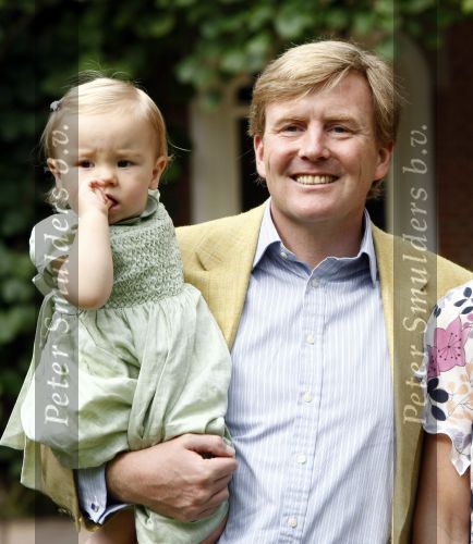 Wassenaar 11 juli 2008
Foto uurtje met prinses Maxima Prins Willem Alexander  en hun dochters Prinses Amalia Prinses Alexia en Prinses Ariane . 
Ze komen aanrijden in bakfiets.