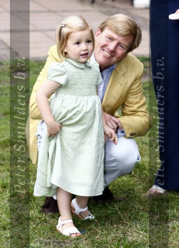 Wassenaar 11 juli 2008
Foto uurtje met prinses Maxima Prins Willem Alexander  en hun dochters Prinses Amalia Prinses Alexia en Prinses Ariane . 
Ze komen aanrijden in bakfiets.