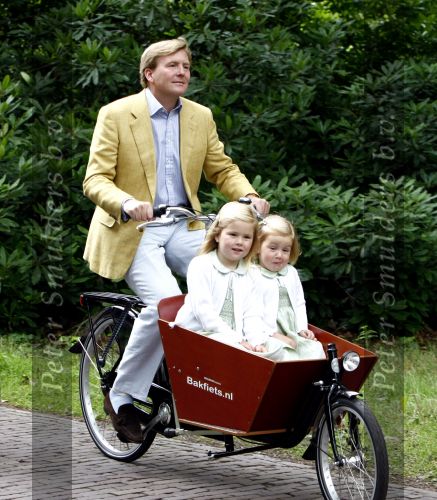 Wassenaar 11 juli 2008
Foto uurtje met prinses Maxima Prins Willem Alexander  en hun dochters Prinses Amalia Prinses Alexia en Prinses Ariane . 
Ze komen aanrijden in bakfiets.