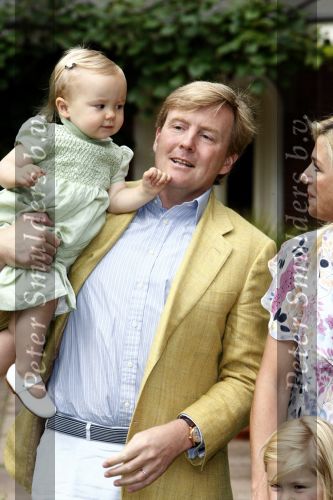 Wassenaar 11 juli 2008
Foto uurtje met prinses Maxima Prins Willem Alexander  en hun dochters Prinses Amalia Prinses Alexia en Prinses Ariane . 
Ze komen aanrijden in bakfiets.